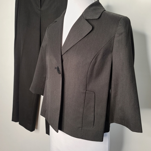 Kenneth Cole Reaction Wide Leg Trouser Size 4 and Suit Jacket Size 2 Grey Stripe - Picture 7 of 8